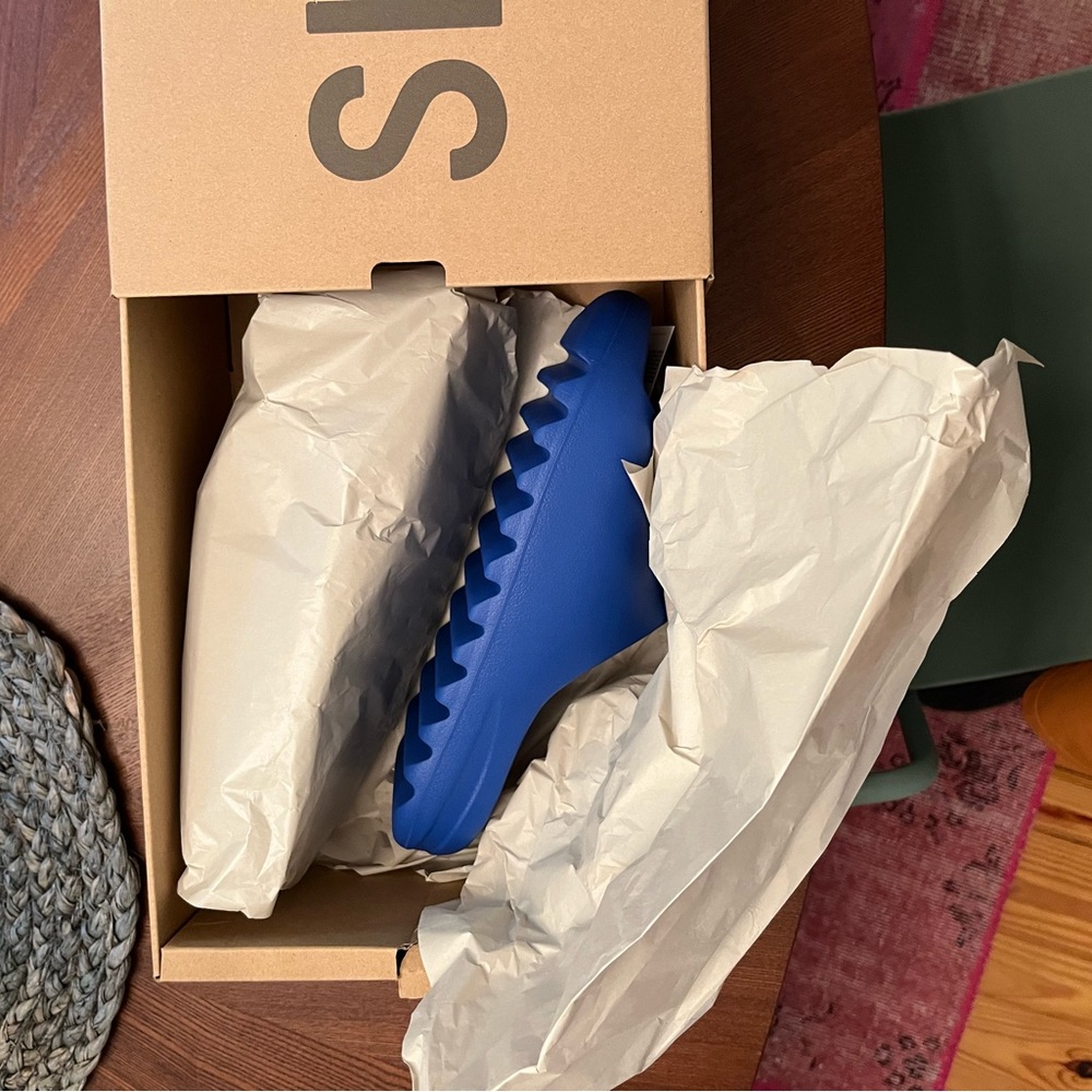 Yeezy Slides Size 11 - Azure (Blue)